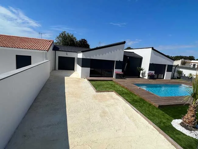 Terrasse et circulation autour d’une maison