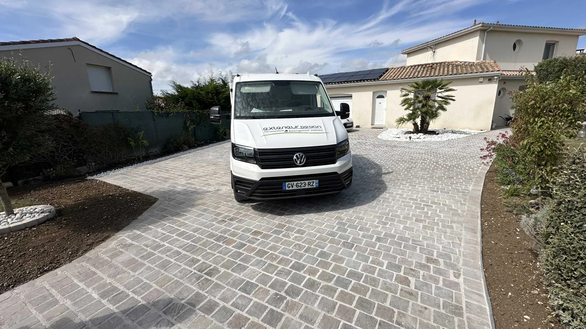 Véhicule Extérieur Design 17 sur une cour pavée