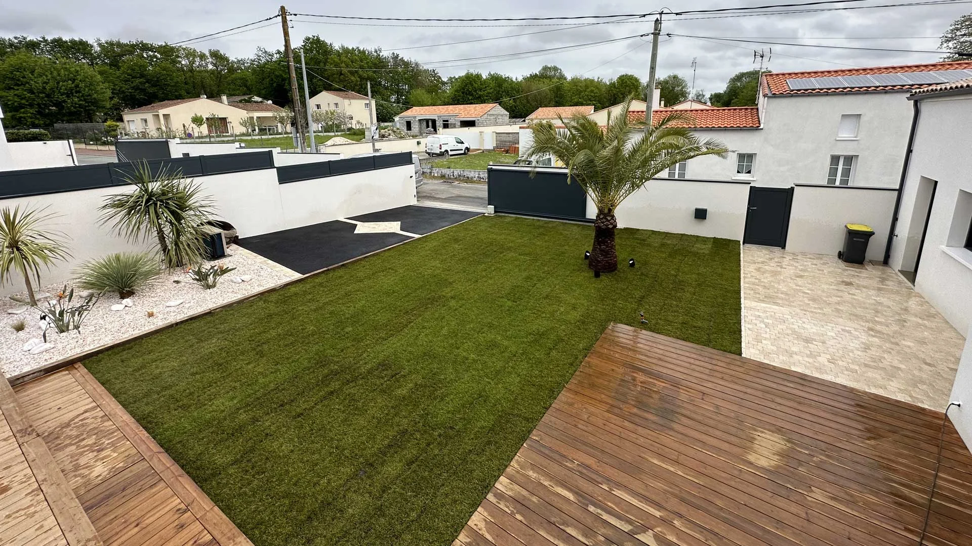 Aménagement complet d’un jardin avec allée, terrasse et clôtures